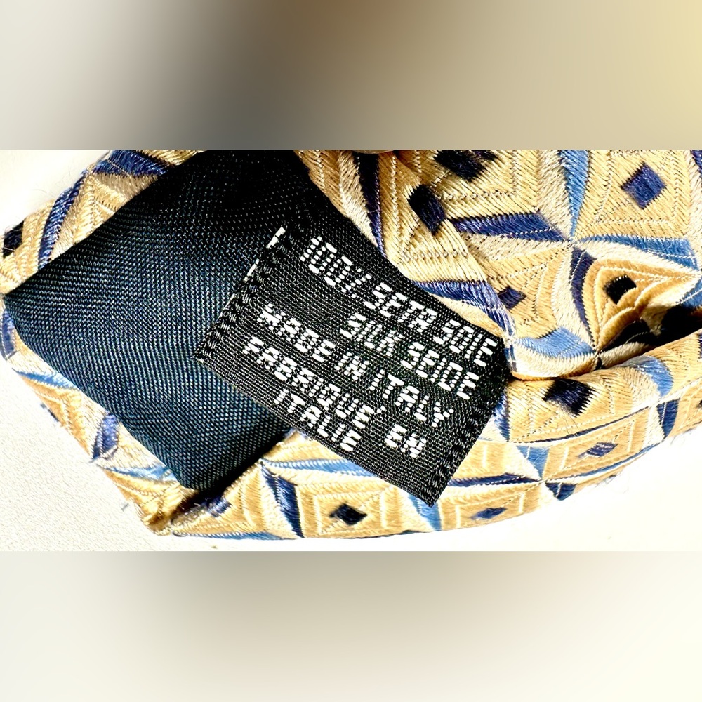 Canali Elegant Geometric Patterned Tie 100% Silk. Made in Italy - Picture 7 of 8